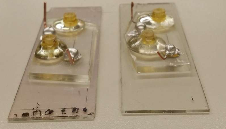 芯片實驗室設備利用電信號測量葡萄糖，分辨血型并檢測病毒或癌癥。但是生物樣品需要保護免受電場的影響。一層薄薄的氧化鉿可以解決問題。圖片來源：Sanaz Habibi